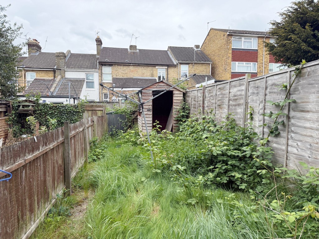 Lot: 118 - MID-TERRACE HOUSE FOR REFURBISHMENT - Rear garden